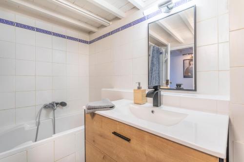 une salle de bain avec un lavabo et un miroir dans l'établissement T3 Lumineux avec magnifique vue, à Aix-en-Provence