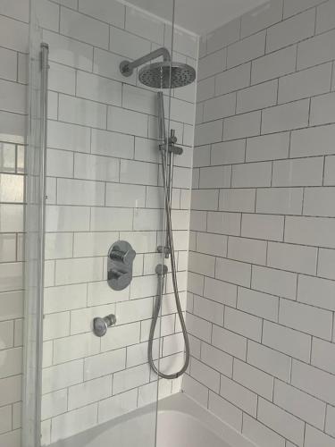 Bilik mandi di Stylish apt in a 1938 building with parking