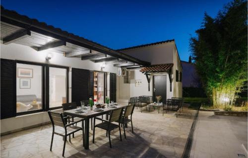 - un coin repas avec une table et des chaises sur la terrasse dans l'établissement Villa Aavaas, à Pula