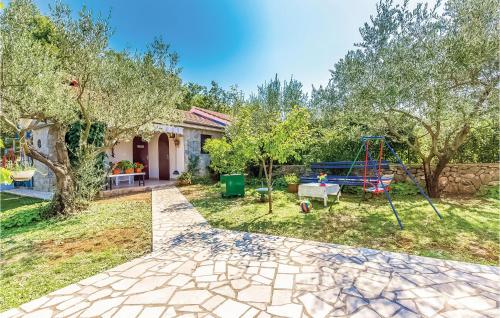 Κήπος έξω από το 1 Bedroom Nice Apartment In Brzac