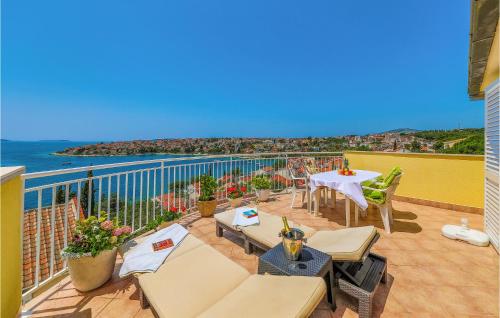 Gorgeous Apartment In Okrug Gornji