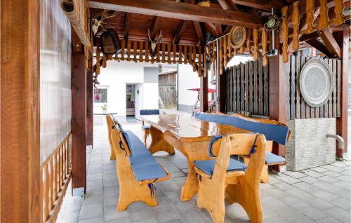 a dining room with a wooden table and chairs at Awesome Home In Zasadbreg in Zasadbreg