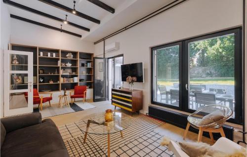 un salon avec un canapé et une table dans l'établissement Villa Aavaas, à Pula