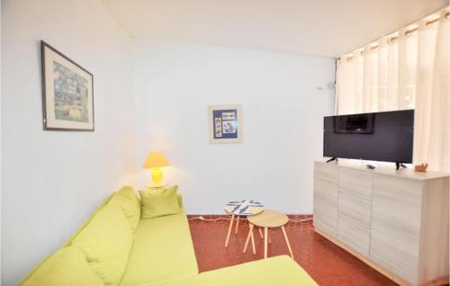 Μια τηλεόραση ή/και κέντρο ψυχαγωγίας στο Nice Home In Torreilles With Kitchen