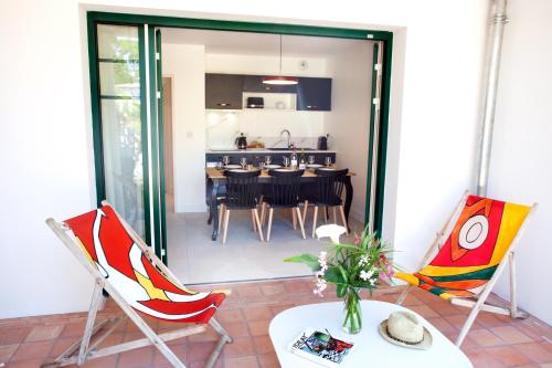 a kitchen and dining room with a table and chairs at Villa Aitama in Cap-Ferret