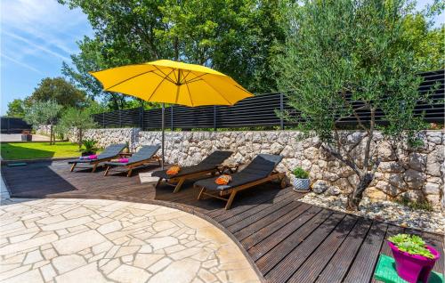 Κήπος έξω από το Lovely Home In Lakmartin