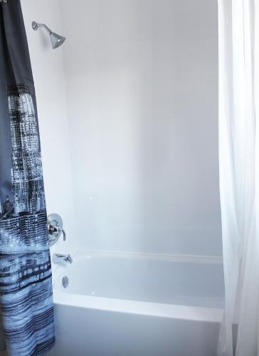 a bottle of water sitting on top of a bath tub at Hébergement Italia in La Tuque