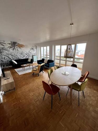 un salon avec une table et des chaises dans l'établissement Appartement spacieux à 5 min de Paris, à Ivry-sur-Seine
