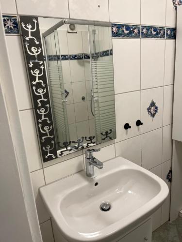 Bilik mandi di Ferienwohnung Drei Rosen