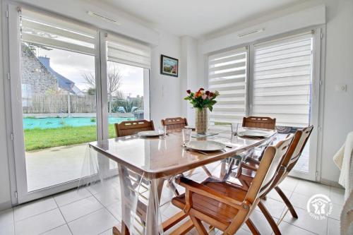 une salle à manger avec une table et des chaises en verre dans l'établissement Theo, à Belz