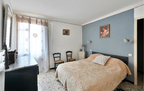 une chambre avec un lit et une fenêtre dans l'établissement Gorgeous Home In Bédoin With Wifi, à Bédoin