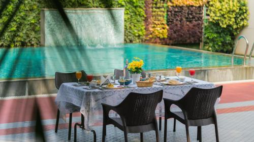 Kolam renang di atau dekat dengan SaffronStays Surabhi Villa