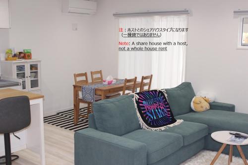 Posezení v ubytování Blupar - share house with a host ホストとのシェアハウススタイル民泊