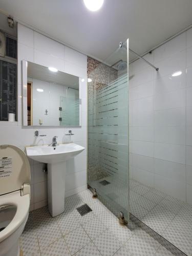 Koupelna v ubytování a comfortable detached house in the heart of the city