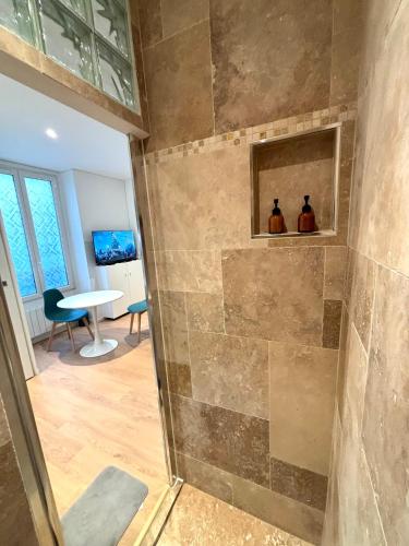 - une douche à l'italienne dans une chambre avec une table dans l'établissement Studio Cosy Montmartre, à Paris