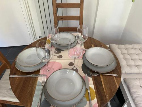 Φωτογραφία από το άλμπουμ του Stylish apt in a 1938 building with parking στο Λονδίνο