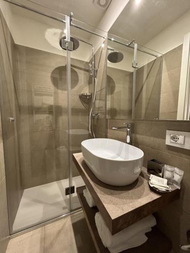 Un baño de Astom Suites