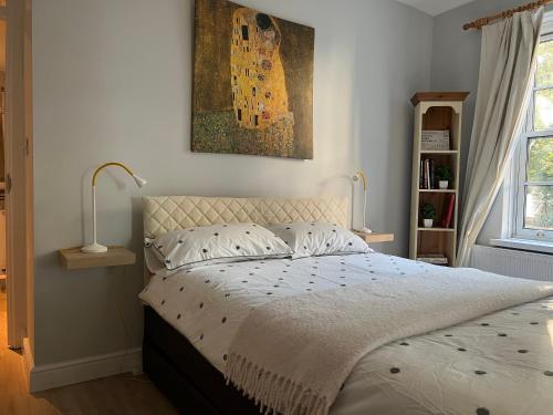 Ένα ή περισσότερα κρεβάτια σε δωμάτιο στο Stylish apt in a 1938 building with parking