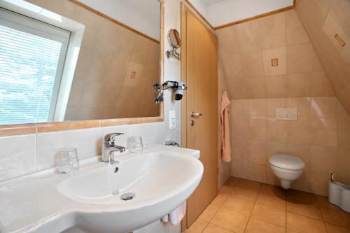 Bilik mandi di Ferienwohnung H H Ingwersen