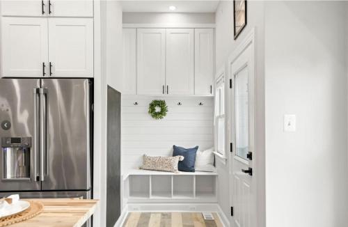 eine Küche mit weißen Schränken und einem Kühlschrank in der Unterkunft Cozy Townhome with luxury feelings in Frederick