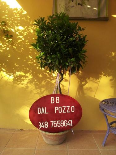 a plant in a pot with a sign on it at casa di campagna dal pozzo in Sorso
