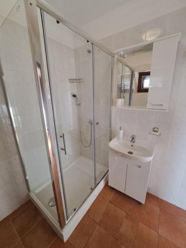 Phòng tắm tại Apartments Malenica, Njivice, Croatia, 200 m from the sea