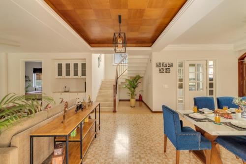 Χώρος καθιστικού στο Villa Firefly by tisyastays