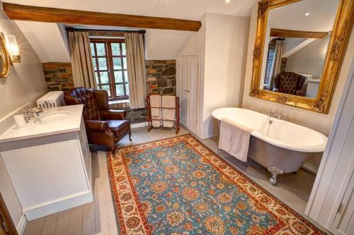 Koupelna v ubytování Luxury Large Group Accommodation with Hot Tub