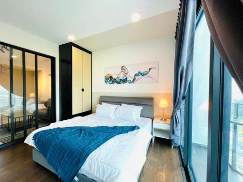 Postel nebo postele na pokoji v ubytování Almas Suites Puteri Harbour 1 Bedroom with Balcony by 9 Sands