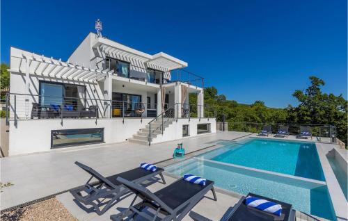 una villa con piscina y una casa en Villa Visum, en Crikvenica