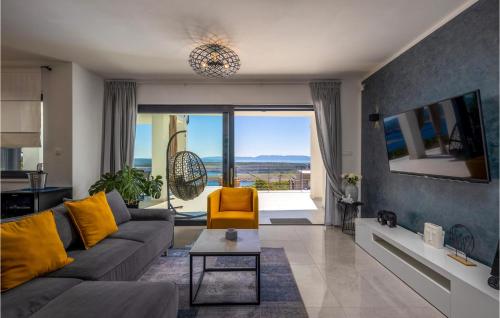 una sala de estar con un sofá y una mesa en Villa Visum, en Crikvenica