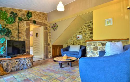 Ruang duduk di Nice Home In Saint-Jean-De-Valerisc