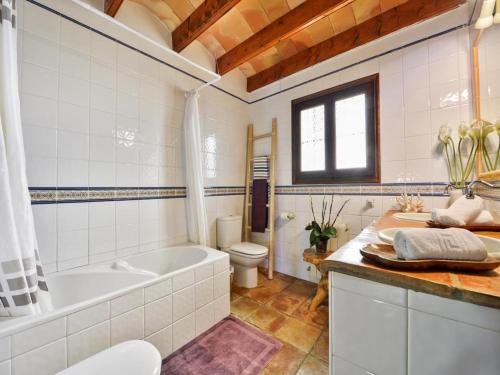 Un baño con bañera, inodoro y lavabo. en Villa in San Rafael with Private Pool, en Sant Rafael