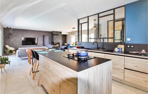Dapur atau dapur kecil di Cozy Home In Pont-Évêque