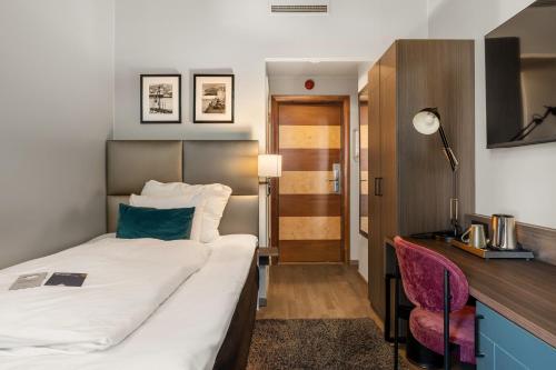 En eller flere senge i et værelse på Clarion Hotel Admiral