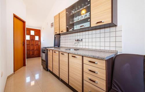 Kuchyňa alebo kuchynka v ubytovaní 2 Bedroom Amazing Apartment In Nevidane