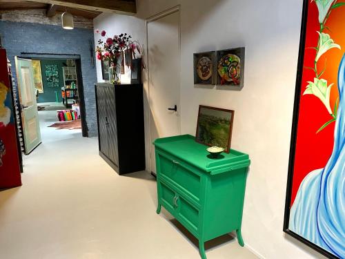 a hallway with a green trash can in a room at Appartement Zeezicht in Leeuwarden
