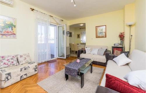 3 Bedroom Awesome Apartment In Pag