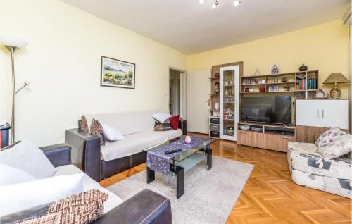 3 Bedroom Awesome Apartment In Pag
