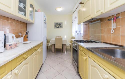 3 Bedroom Awesome Apartment In Pag