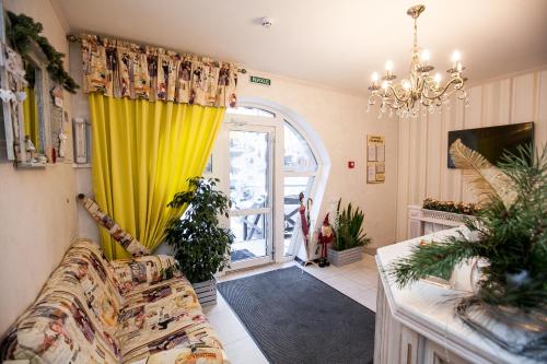 ein Wohnzimmer mit einem Sofa und einem Fenster in der Unterkunft Hotel Marsen in Winnyzja