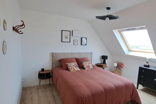 - une chambre avec un lit doté de draps rouges et une fenêtre dans l'établissement MoLiMa, maison de bord de mer, 12à14 personnes, à Loctudy