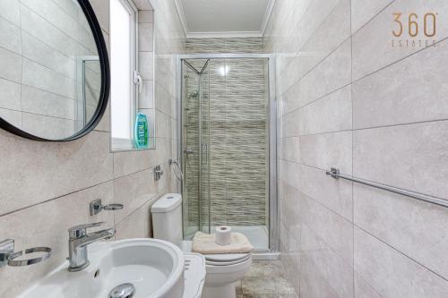 Koupelna v ubytování One of a kind 5BR penthouse with terrace in Pieta by 360 Estates