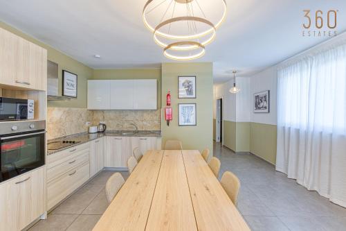 Kuchyň nebo kuchyňský kout v ubytování One of a kind 5BR penthouse with terrace in Pieta by 360 Estates