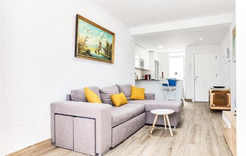 カディスにある3 Bedroom Amazing Apartment In Cadizのリビングルーム(グレーのソファ、黄色の枕付)