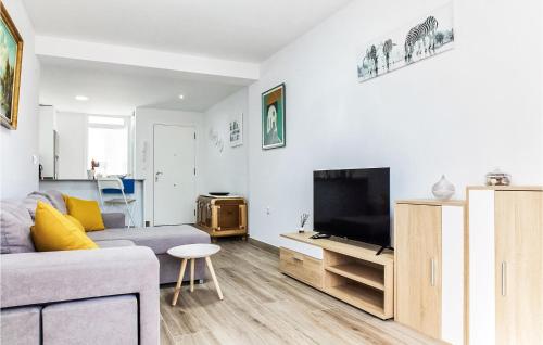Awesome Apartment In Cadiz With Wifi