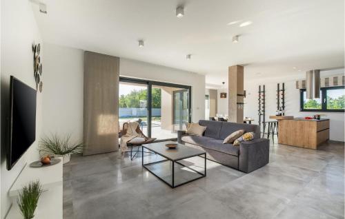 een woonkamer met een bank en een tafel bij Villa Vitis Vitae in Peresiji