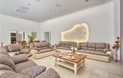 un soggiorno con divani e un tavolino da caffè di Villa Old School House a Bašići