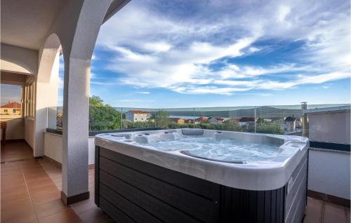 wanna z hydromasażem na balkonie z widokiem w obiekcie Cozy Home In Posedarje With Wifi w mieście Posedarje