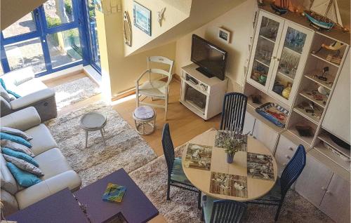 ein Wohnzimmer mit Tisch und Couch in der Unterkunft Amazing Apartment In Clohars-Carnoët in Clohars-Carnoët